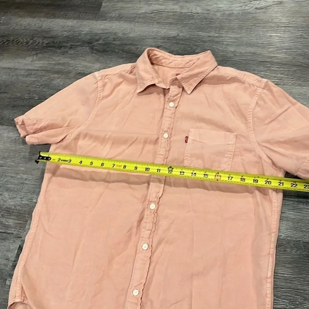 Levi’s standard button up shirt sleeve in light peach - M
